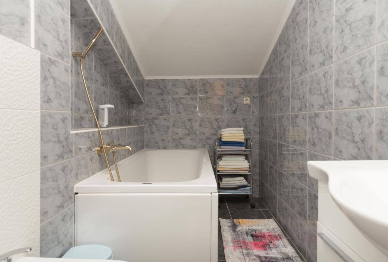 Apartments Zoka Макарска Екстериор снимка